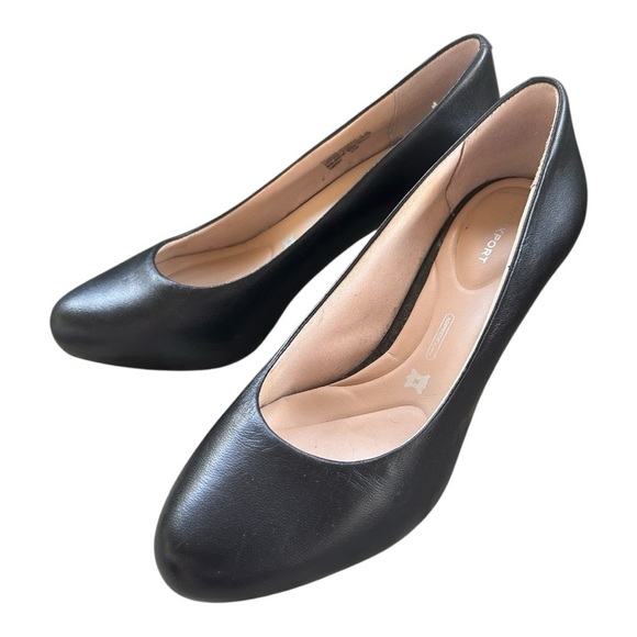 Rockport Shoes - Rockport seven to 7 Classic Black leather Women's Pumps sz 7 worn once